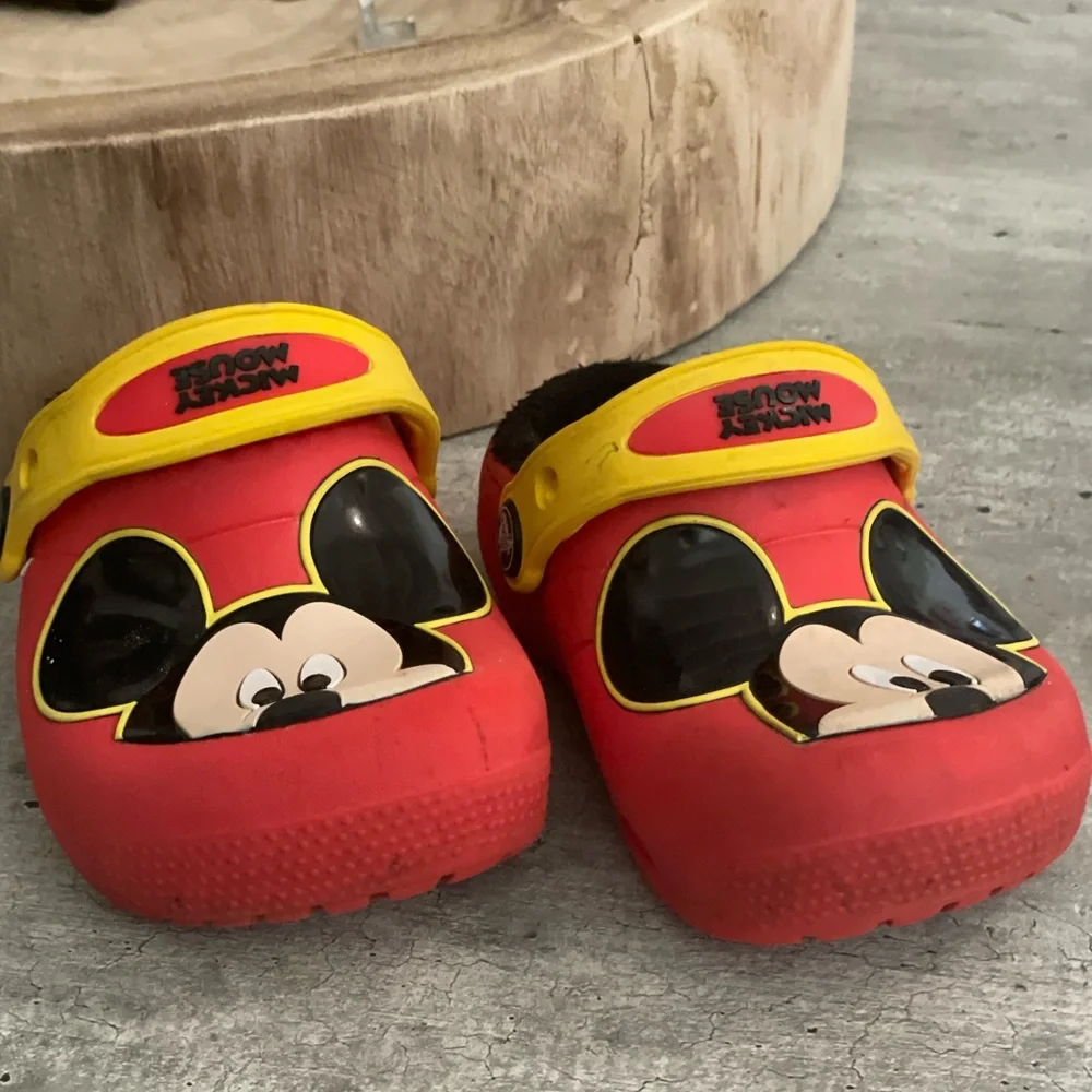 Crocs Mickey Mouse rare fleece lined baby Croc size 6